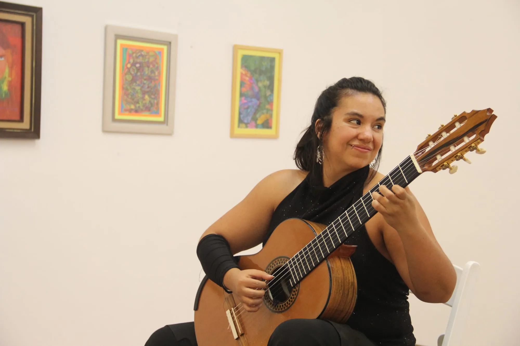 Alejandra Moreno sonriendo mientras interpreta una obra al final de una pieza.