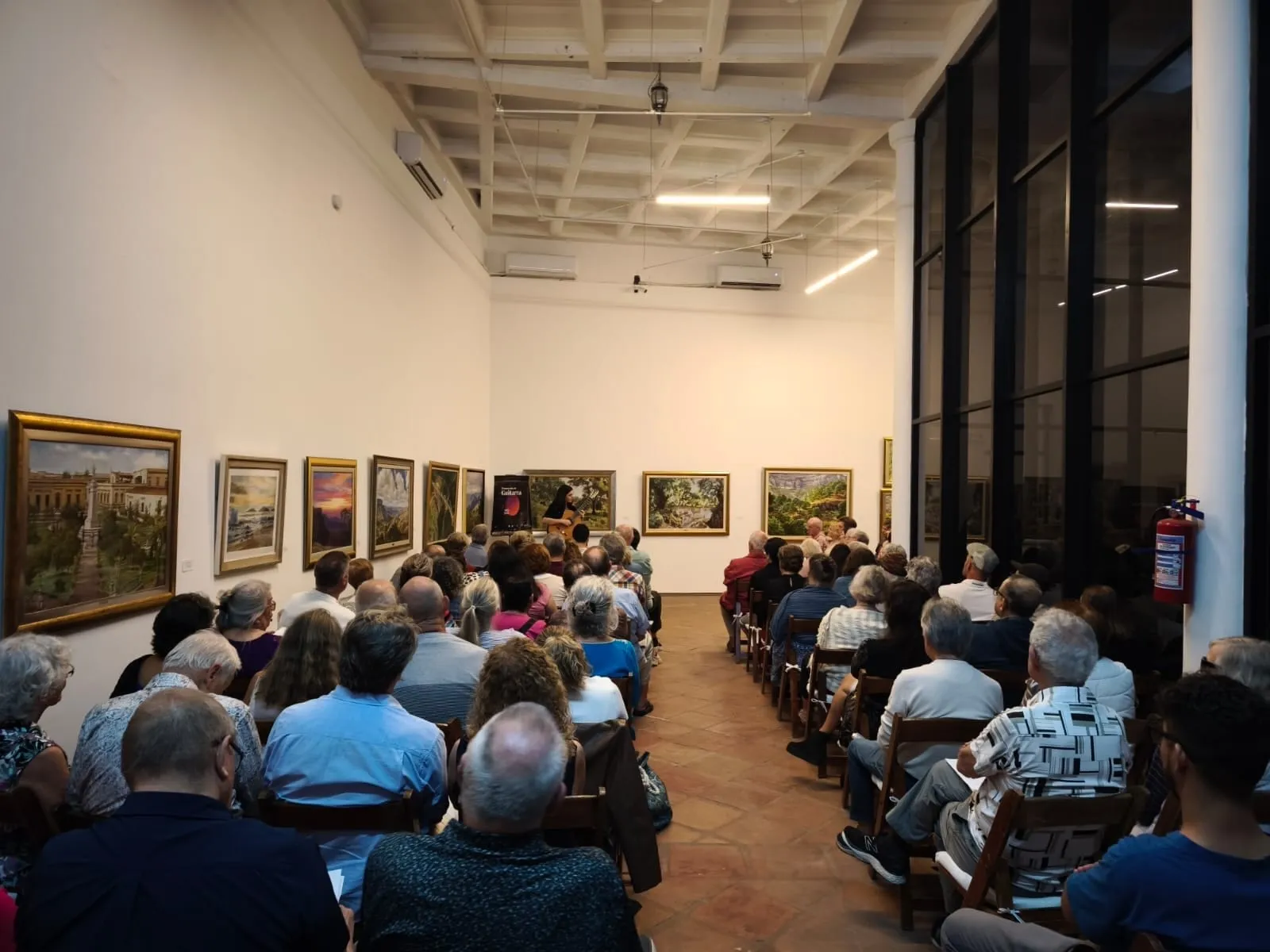 Sala del Museo de Arte de Mazatlán llena de público durante el concierto.