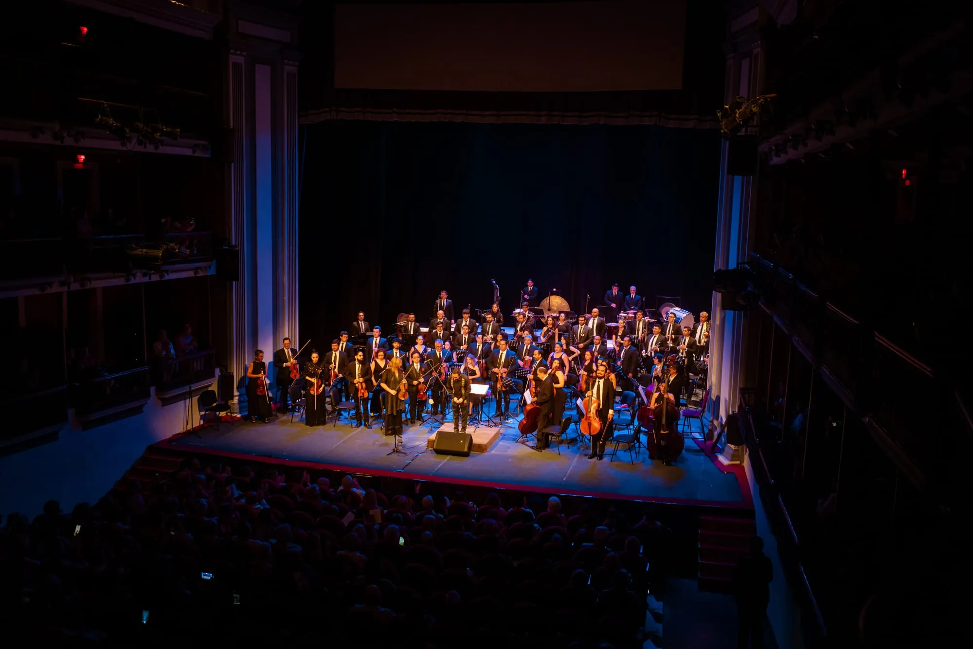 Vista completa del escenario del Teatro Ángela Peralta con Pablo Garibay y la orquesta durante el concierto.