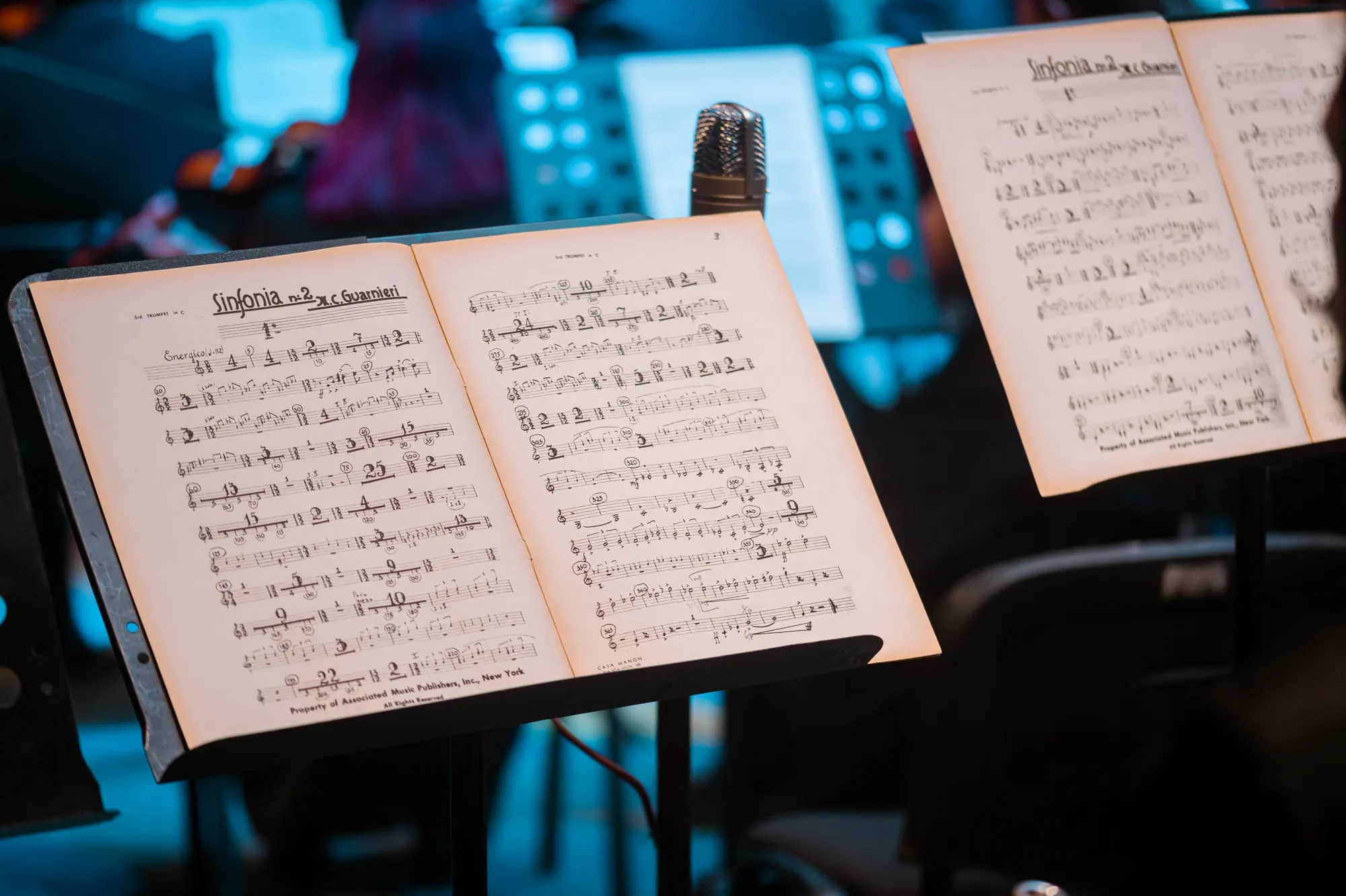 Sección de cuerdas de la Orquesta Sinfónica del Noroeste durante la interpretación.
